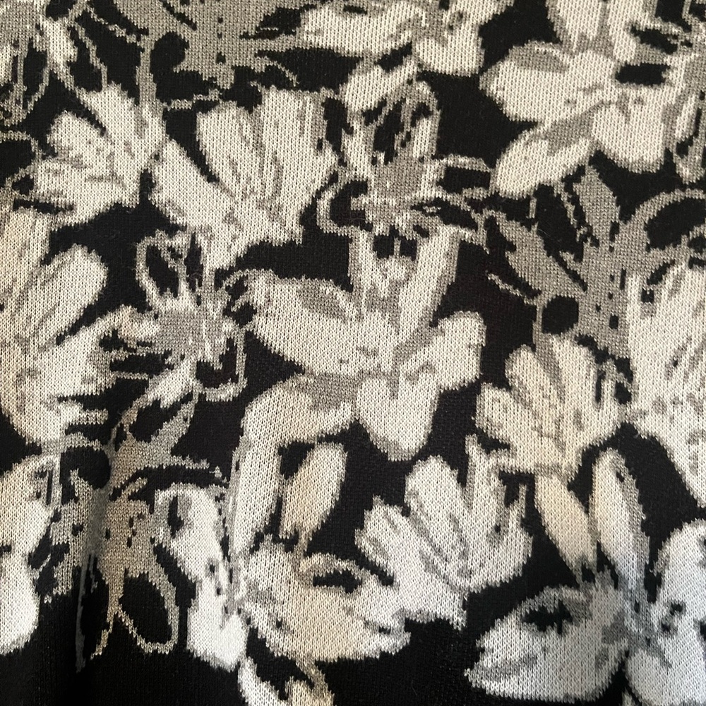 Seven Manor Black & White Floral Crewneck Sweater - Picture 2 of 4